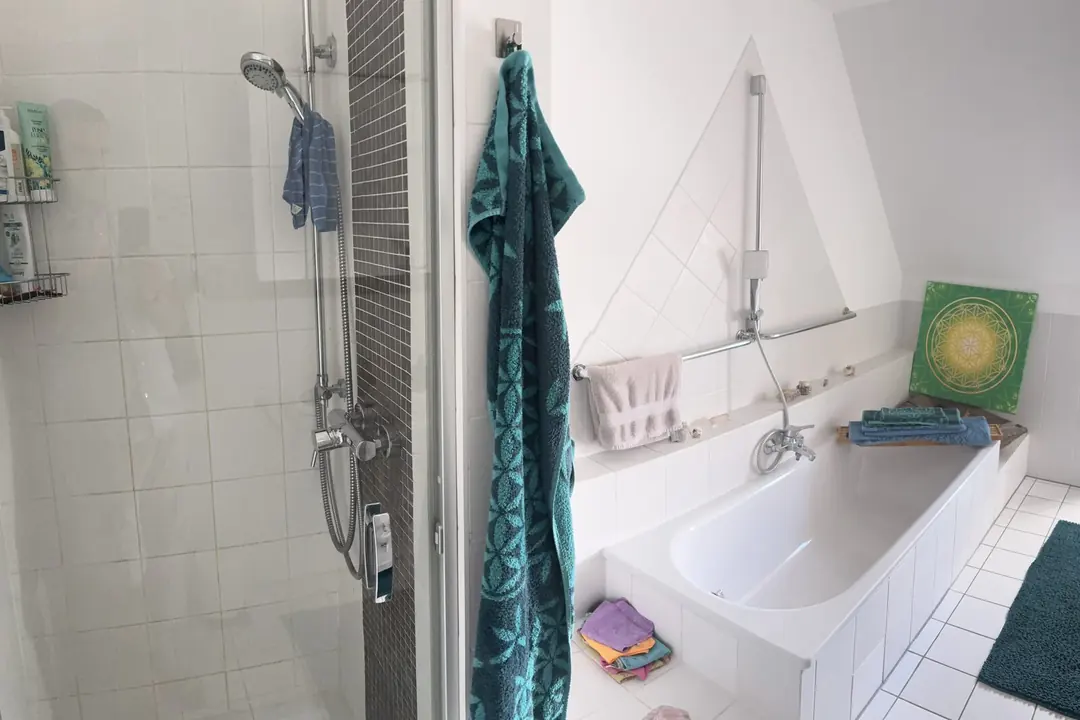 Bad im Raum Landshut mit Dusche und Badewanne