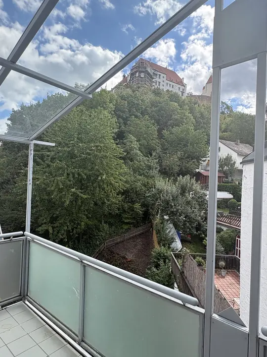 Blick vom Balkon des Raums in Landshut auf die Burg Trausnitz