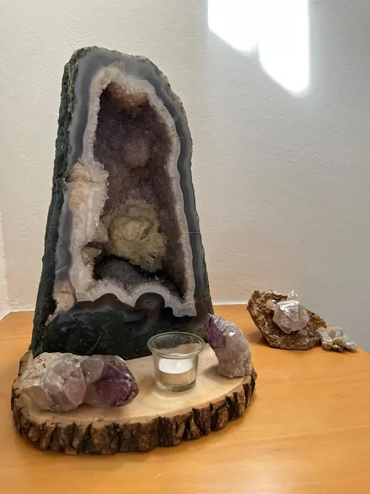 Amethyst-Druse auf einer Holzscheibe im Raum Landshut