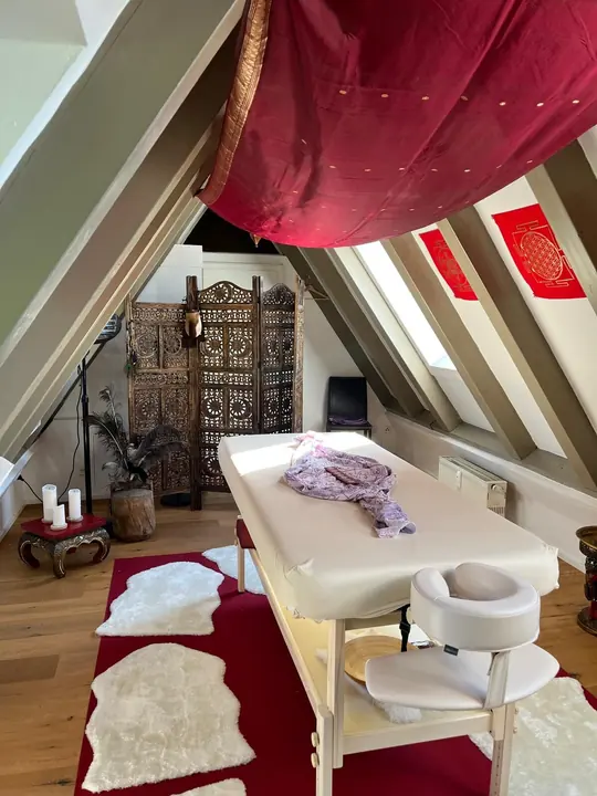 Massageliege im Raum Landshut, vorbereitet für Körperarbeit