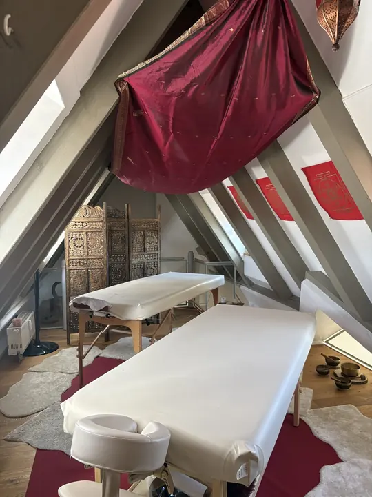 Massageraum in Landshut mit aufgebauter Liege unter dem Giebel