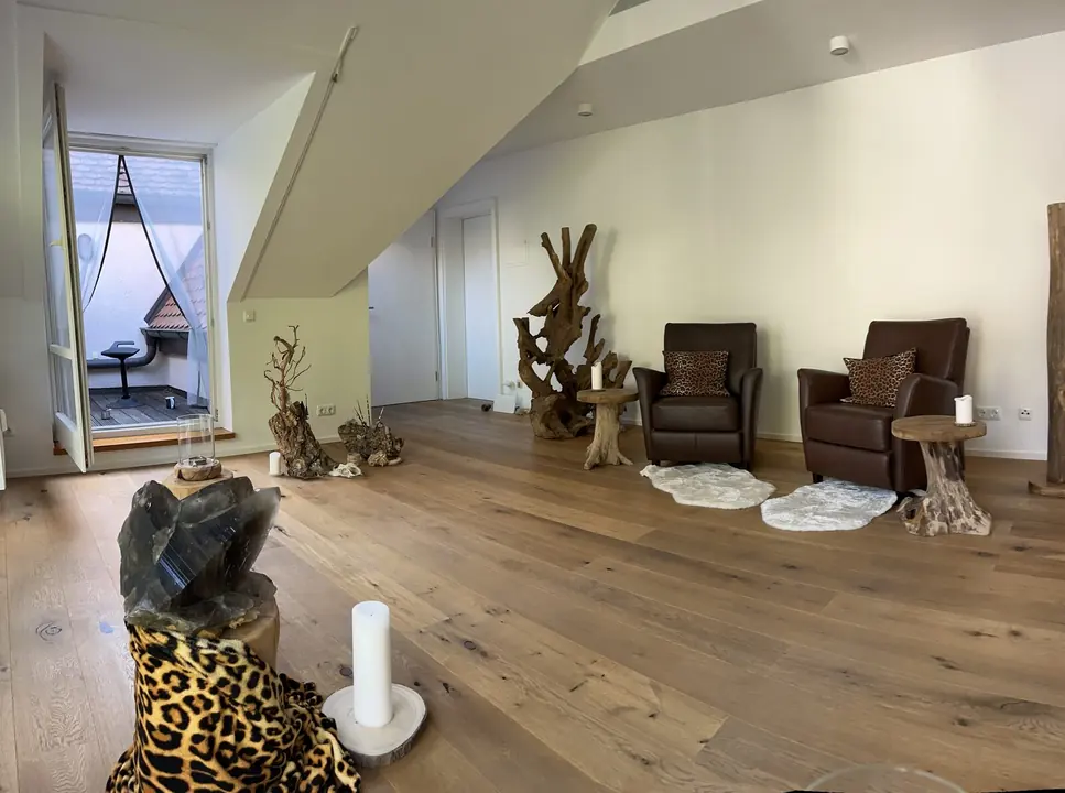 Sitzbereich mit Sesseln an der Balkontür im Raum Landshut